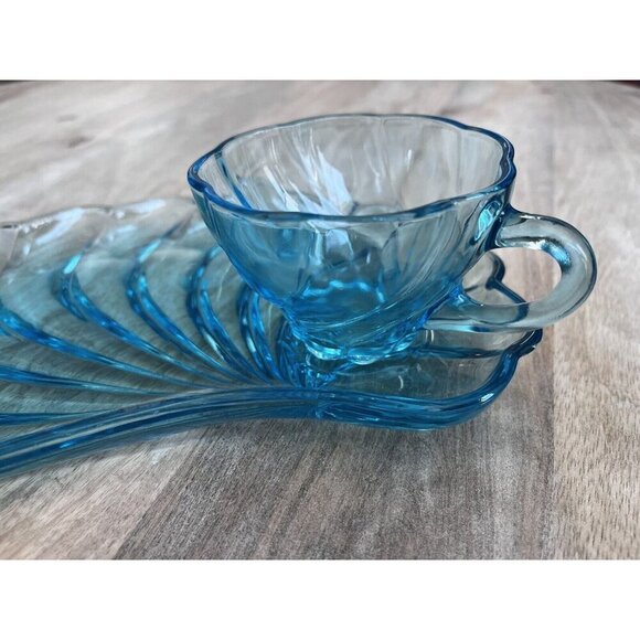 Hazel Atlas Glass Capri Blue Colonial Swirl Seashell Snack Plate & Cup Set - Picture 2 of 8